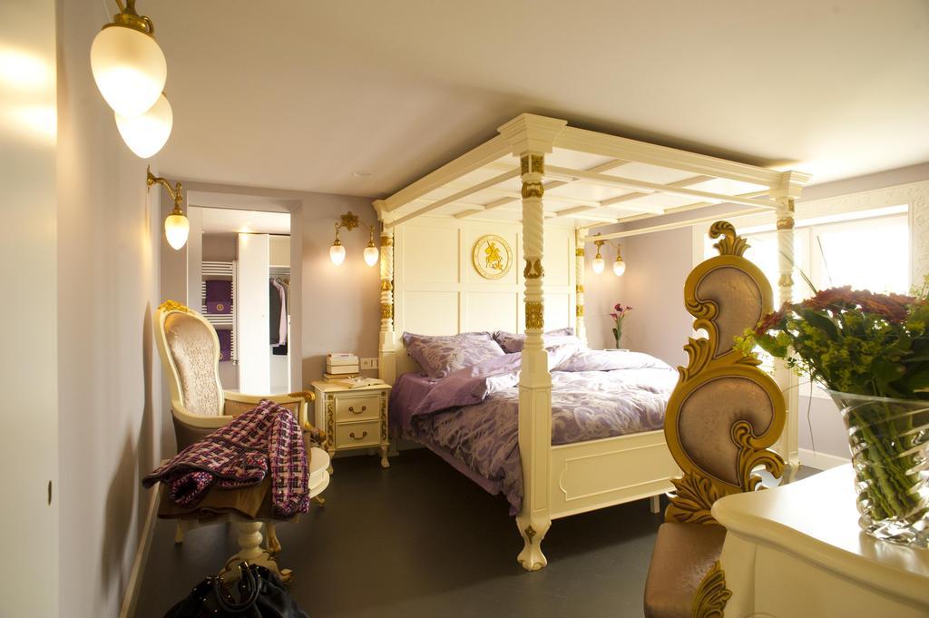 B&B Saint-Georges Brügge Zimmer foto A bedroom at the hotel