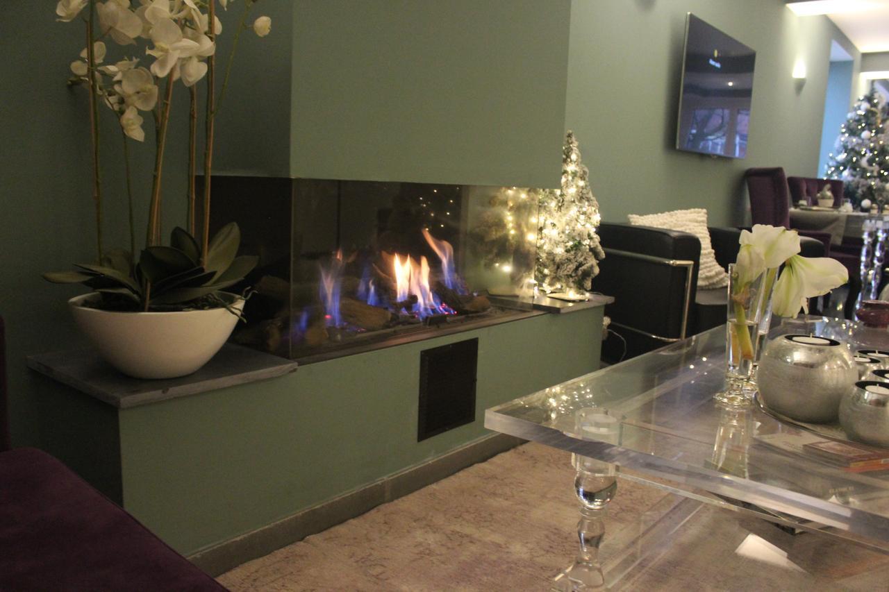 B&B Saint-Georges Brügge Exterior foto A fireplace in the lobby of the hotel