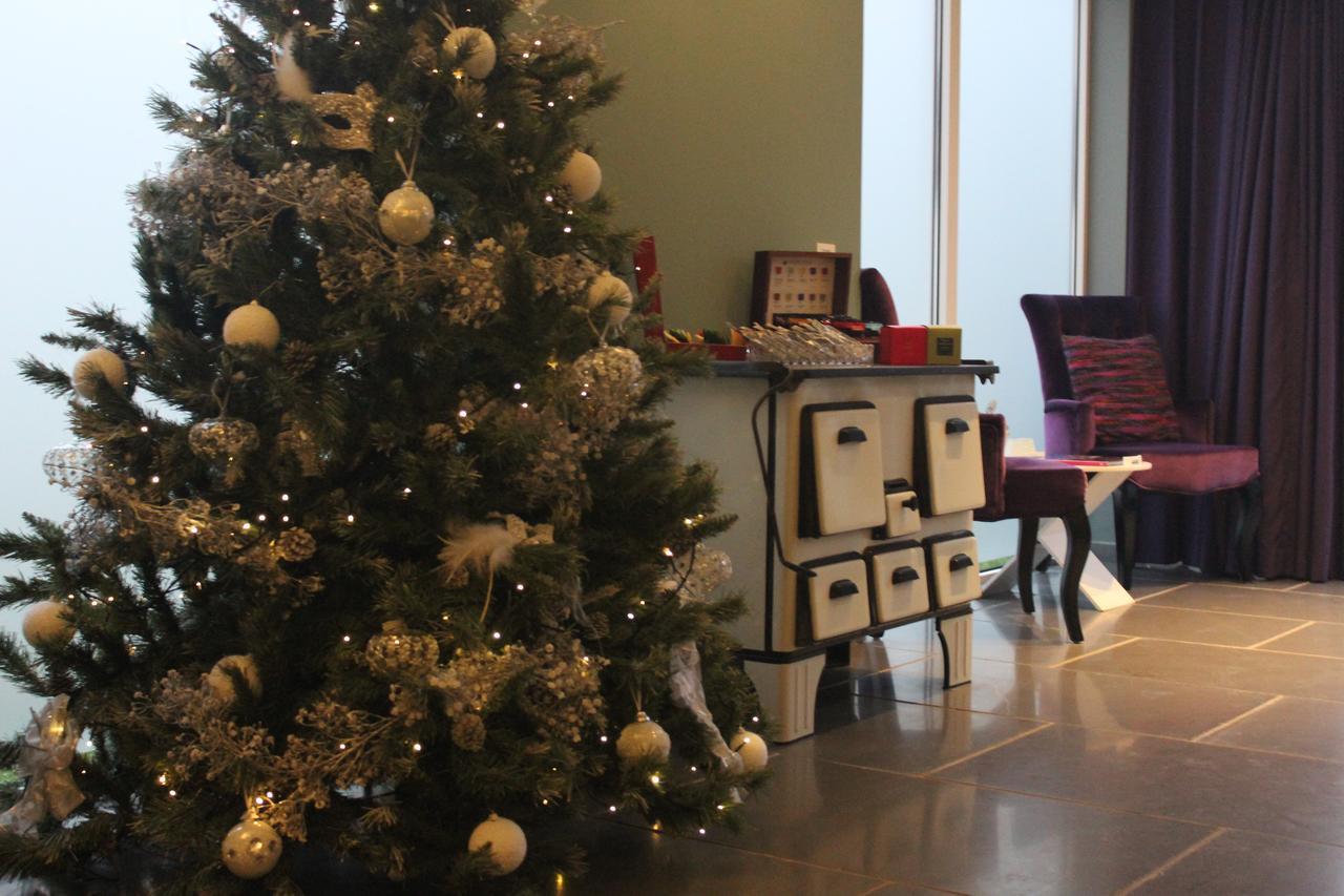 B&B Saint-Georges Brügge Exterior foto Christmas tree at the reception desk of the hotel