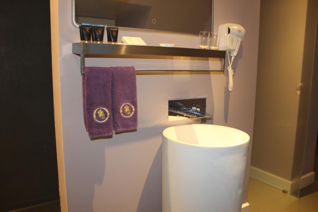 B&B Saint-Georges Brügge Exterior foto A typical bathroom in a Premier Inn